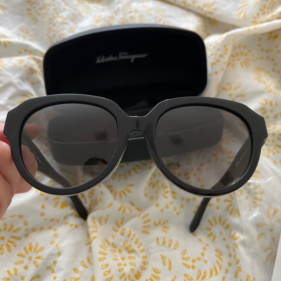 Ferragamo sunglasses (women’s) - Picture 4 of 10